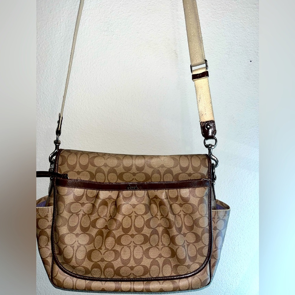 Coach stylish Classic logo Messenger/computer bag.